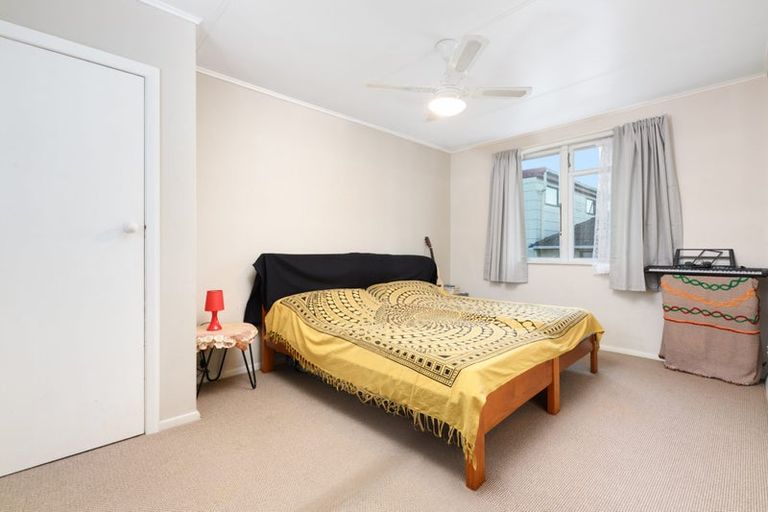 Photo of property in 82 Kelman Road, Kelston, Auckland, 0602