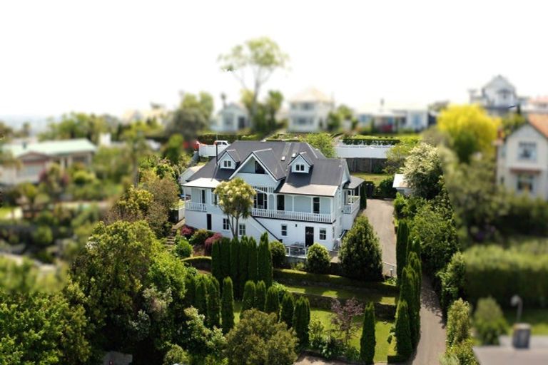 Photo of property in 10 Cobden Road, Bluff Hill, Napier, 4110