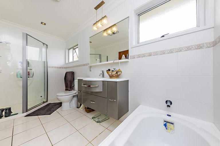 Photo of property in 12 Sunnypark Avenue, Rosehill, Papakura, 2113