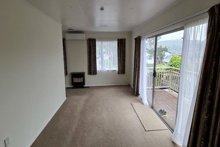 Photo of property in 72 Stewart Drive, Newlands, Wellington, 6037