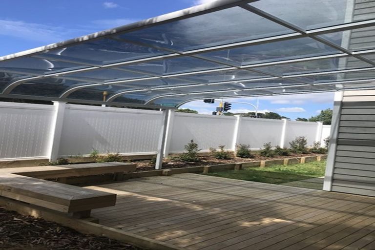 Photo of property in 1a Harrowglen Drive, Northcross, Auckland, 0632