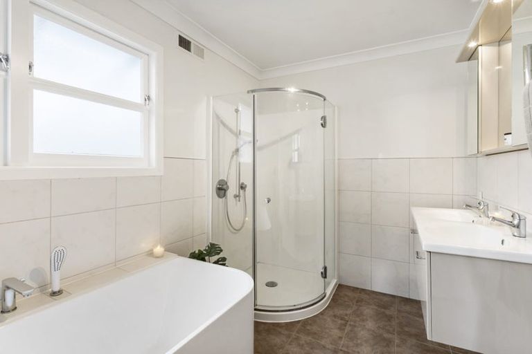 Photo of property in 1/37 Roberts Road, Glenfield, Auckland, 0629