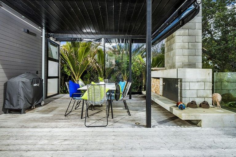 Photo of property in 10a First Avenue, Stanley Point, Auckland, 0624