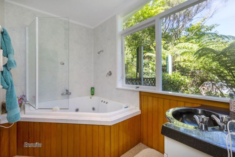 Photo of property in 135 Pinehaven Road, Pinehaven, Upper Hutt, 5019