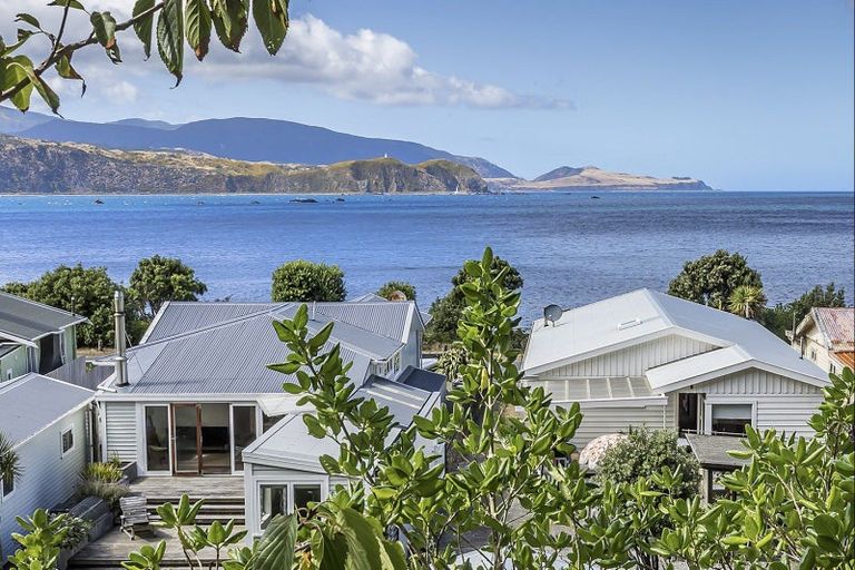 Photo of property in 130 Breaker Bay Road, Breaker Bay, Wellington, 6022
