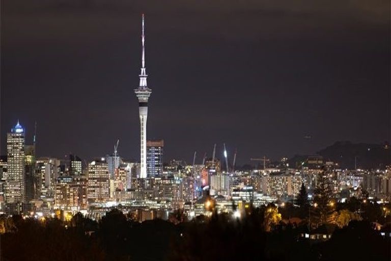 Photo of property in 100b Lake Road, Northcote, Auckland, 0627