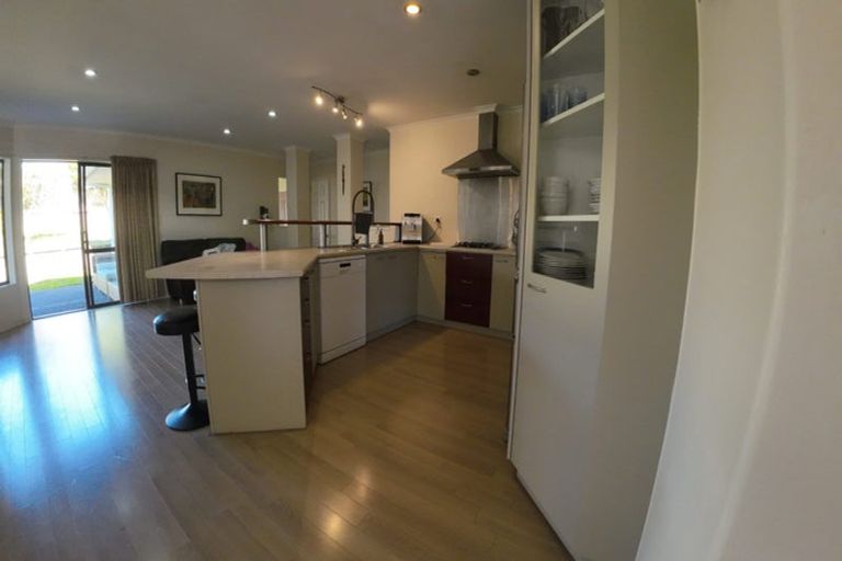 Photo of property in 5 Waimanu Bay Drive, Te Atatu Peninsula, Auckland, 0610