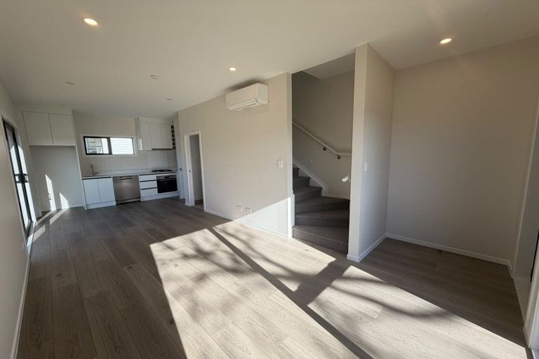 Photo of property in 27 Meadowood Drive, Unsworth Heights, Auckland, 0632