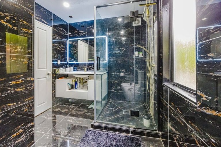 Photo of property in 40 Ewhurst Place, Goodwood Heights, Auckland, 2105