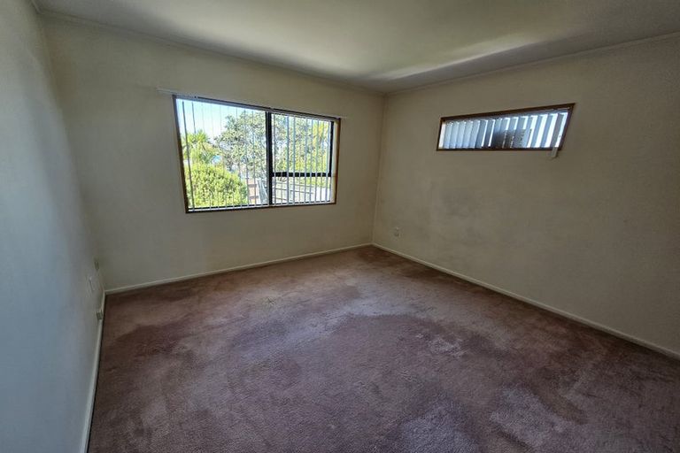 Photo of property in 1/979 Beach Road, Torbay, Auckland, 0630