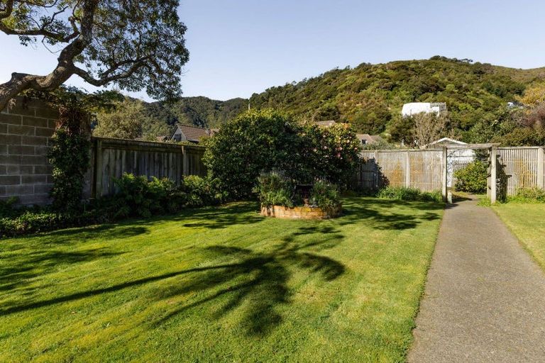 Photo of property in 73 Marine Parade, Eastbourne, Lower Hutt, 5013