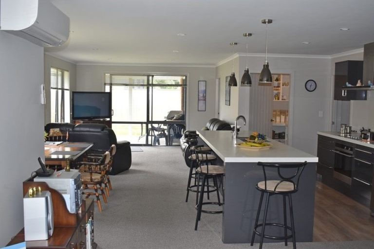 Photo of property in 1 Angus Place, Carterton, 5713