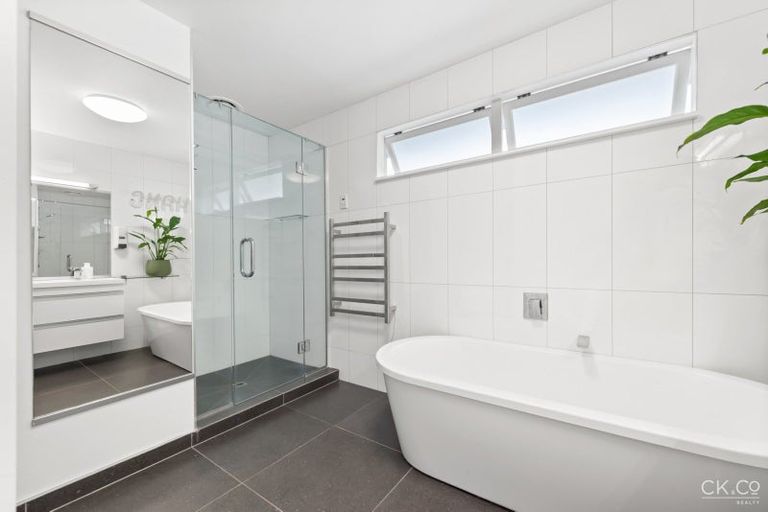 Photo of property in 10 Dowling Grove, Silverstream, Upper Hutt, 5019