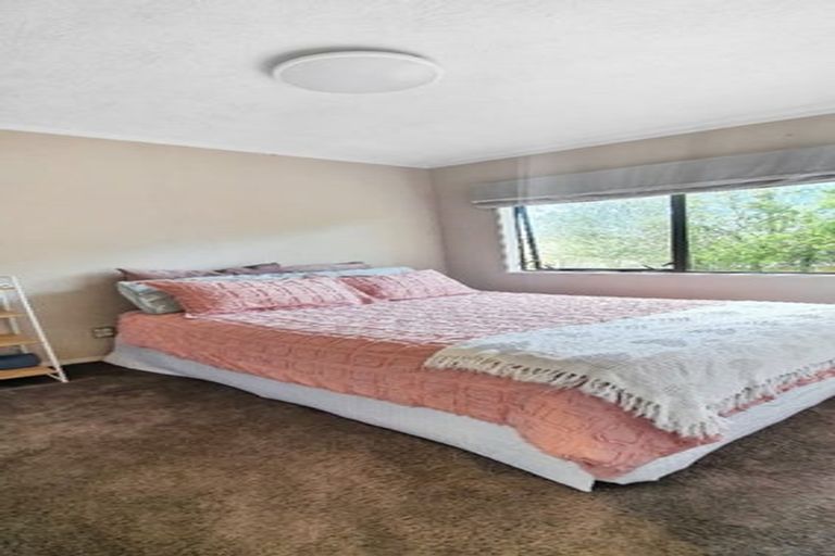 Photo of property in 2/8 Atlantis Place, Totara Vale, Auckland, 0629