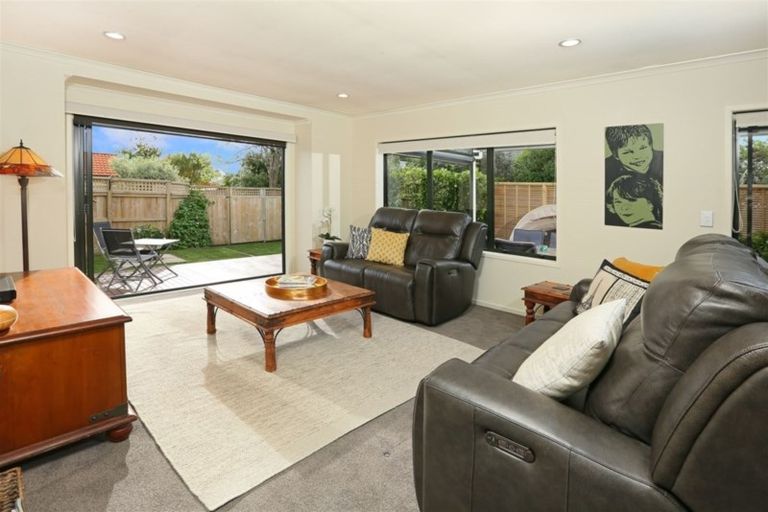 Photo of property in 8 Graven Court, Henderson, Auckland, 0612