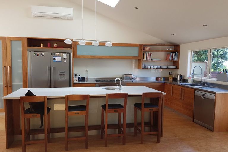 Photo of property in 77 Seaview Road, Paremata, Porirua, 5024