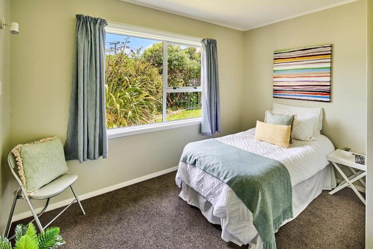 Photo of property in 13 Kereru Bend, Tawa, Wellington, 5028