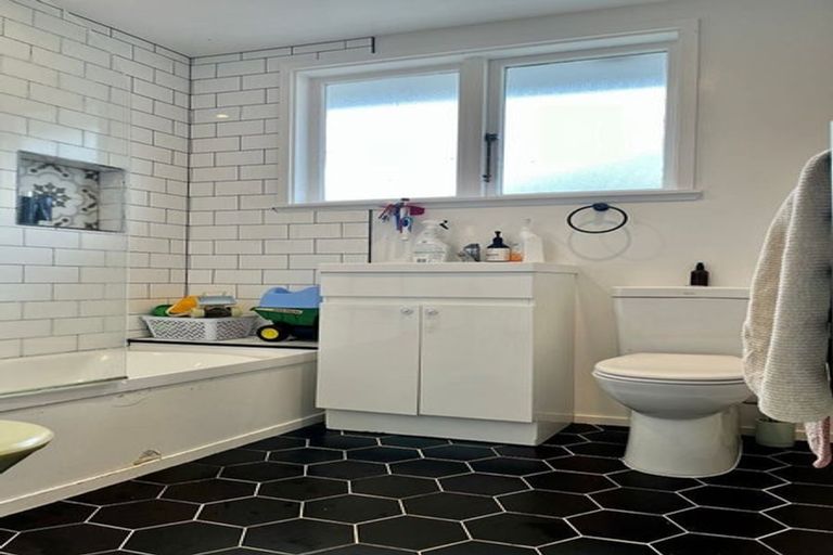 Photo of property in 35 Sullivan Avenue, Mangere Bridge, Auckland, 2022