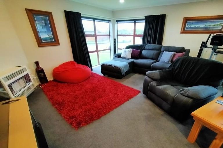 Photo of property in 52 Geneva Terrace, Kelvin Grove, Palmerston North, 4414