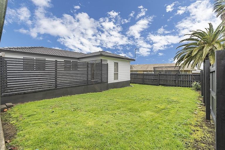 Photo of property in 2/3 Sparrow Place, Weymouth, Auckland, 2103