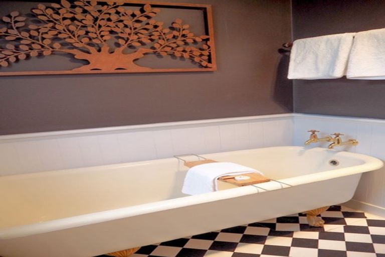 Photo of property in 20 Waikawa Road, Picton, 7220