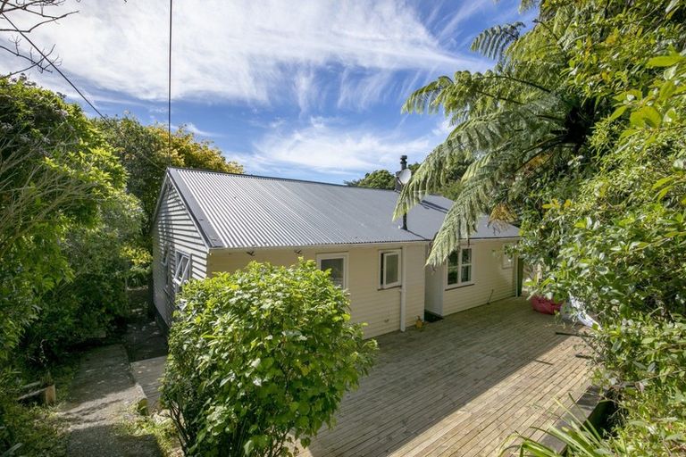 Photo of property in 138 Miromiro Road, Normandale, Lower Hutt, 5010