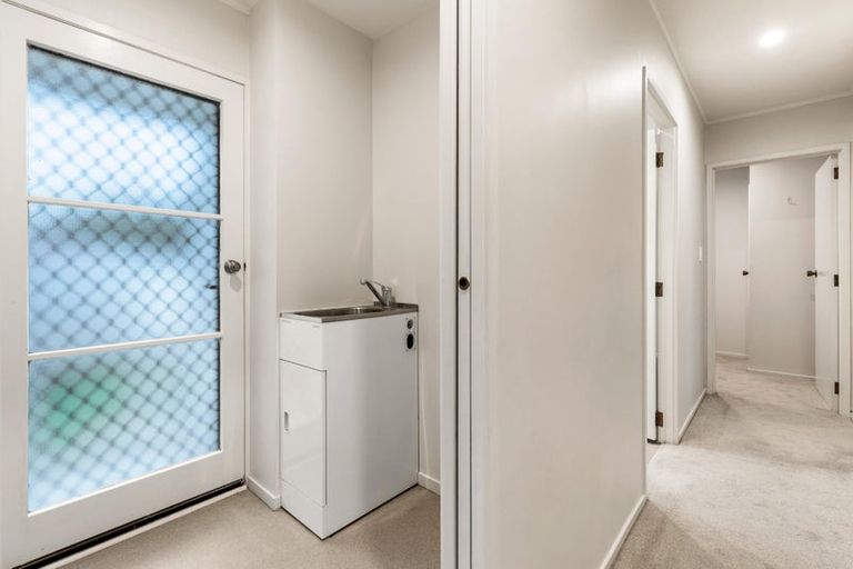 Photo of property in 2/7 Ian Place, Glendene, Auckland, 0602