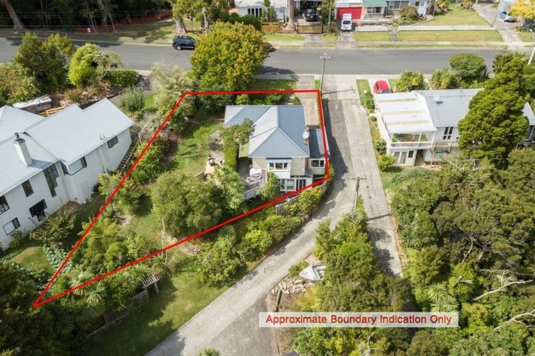 Photo of property in 21 Island Bay Road, Beach Haven, Auckland, 0626