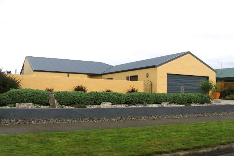 Photo of property in 10 Fernlea Avenue, Kelvin Grove, Palmerston North, 4414