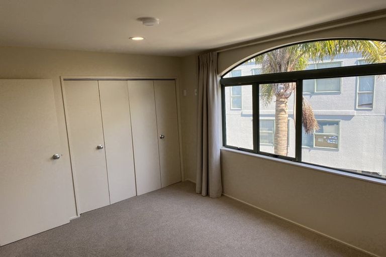 Photo of property in 8/19 Ocean View Road, Hillcrest, Auckland, 0627