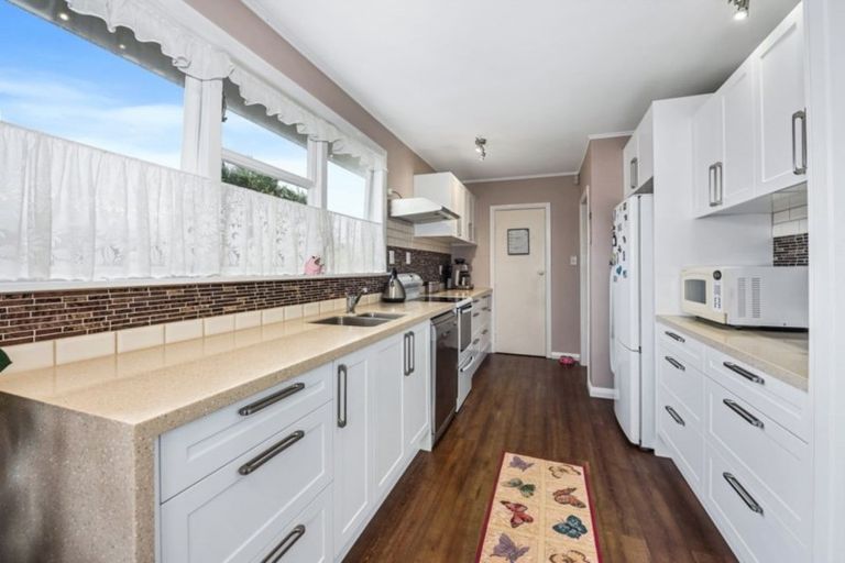 Photo of property in 42a Kowhai Avenue, Ebdentown, Upper Hutt, 5018