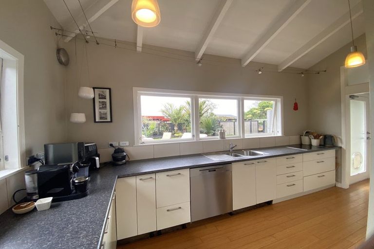 Photo of property in 37 Gill Avenue, Te Atatu Peninsula, Auckland, 0610
