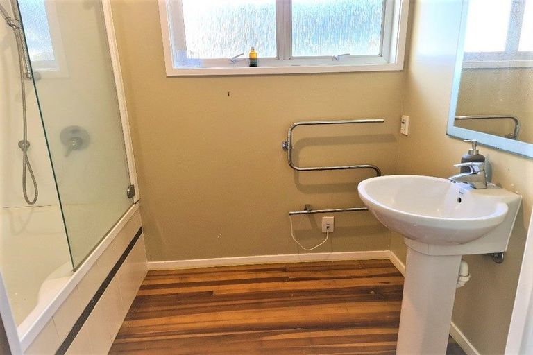 Photo of property in 1 Malters Place, Browns Bay, Auckland, 0630