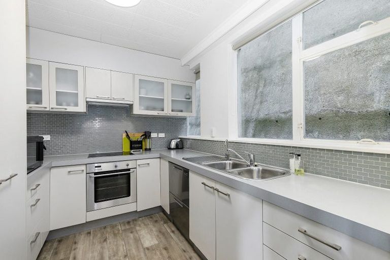 Photo of property in Greenmantle Flats, 88a Salamanca Road, Kelburn, Wellington, 6012