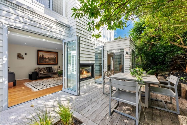 Photo of property in 15c Rodney Road, Northcote Point, Auckland, 0627