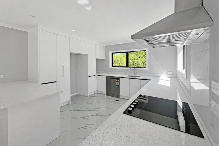 Photo of property in 8 Winnie Close, Acacia Bay, Taupo, 3330