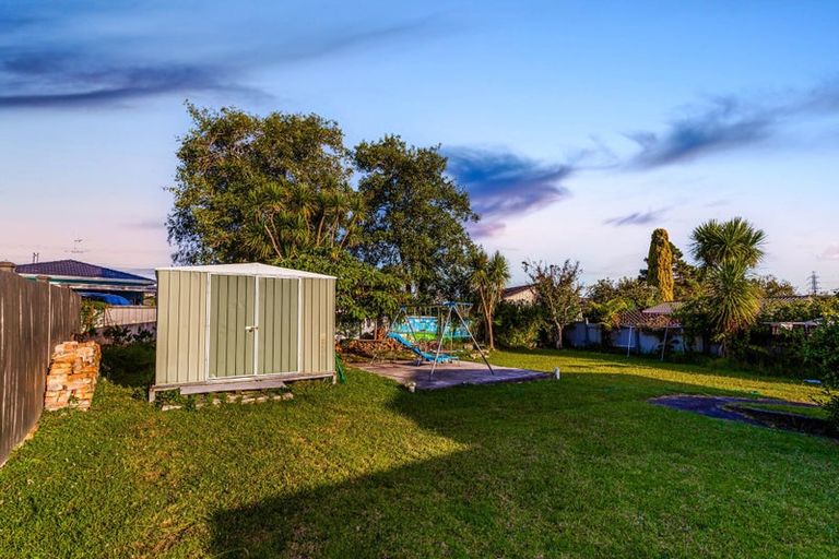 Photo of property in 28 Vina Place, Massey, Auckland, 0614
