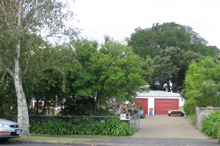 Photo of property in 68 Matipo Road, Te Atatu Peninsula, Auckland, 0610