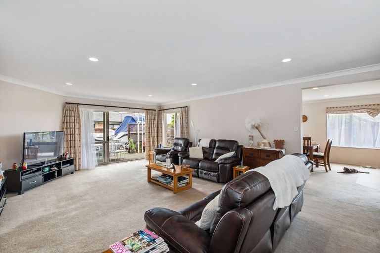 Photo of property in 34 Bellshill Close, Wattle Downs, Auckland, 2103