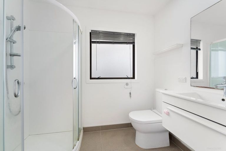 Photo of property in 4 Raphael Place, West Harbour, Auckland, 0618