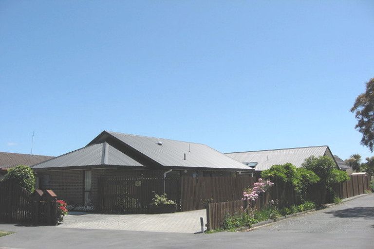 Photo of property in 1/5 Florance Place, Parklands, Christchurch, 8083