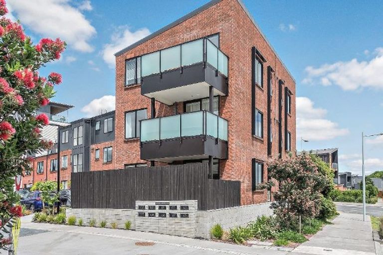 Photo of property in 3/22 Kerewhenua Crescent, Hobsonville, 0616
