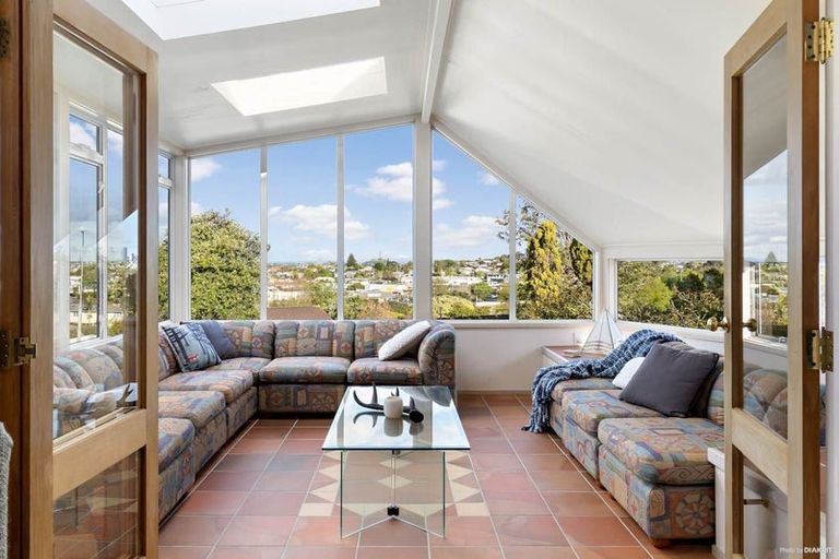 Photo of property in 46 Potter Avenue, Northcote, Auckland, 0627