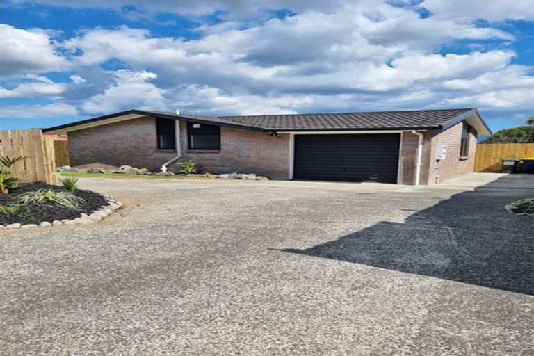 Photo of property in 4186a Great North Road, Glendene, Auckland, 0602