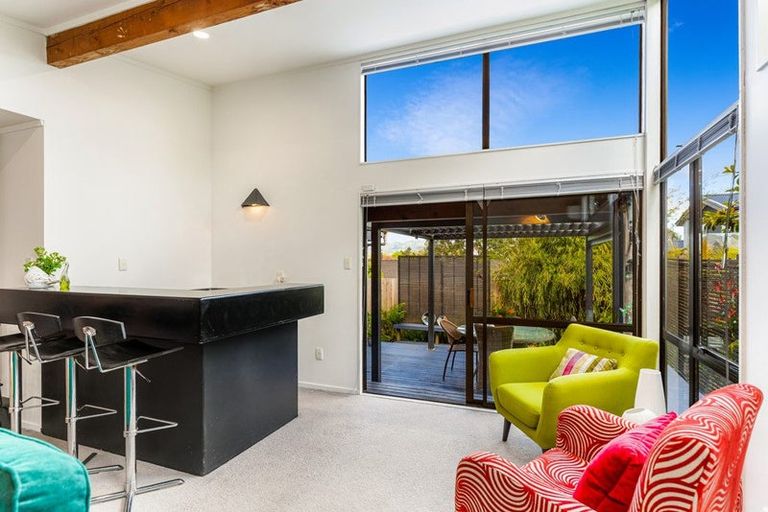 Photo of property in 2/8 Gregg Place, Sunnyvale, Auckland, 0612