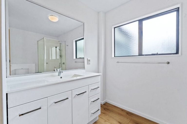 Photo of property in 3/14 Wernham Place, Northcote, Auckland, 0626