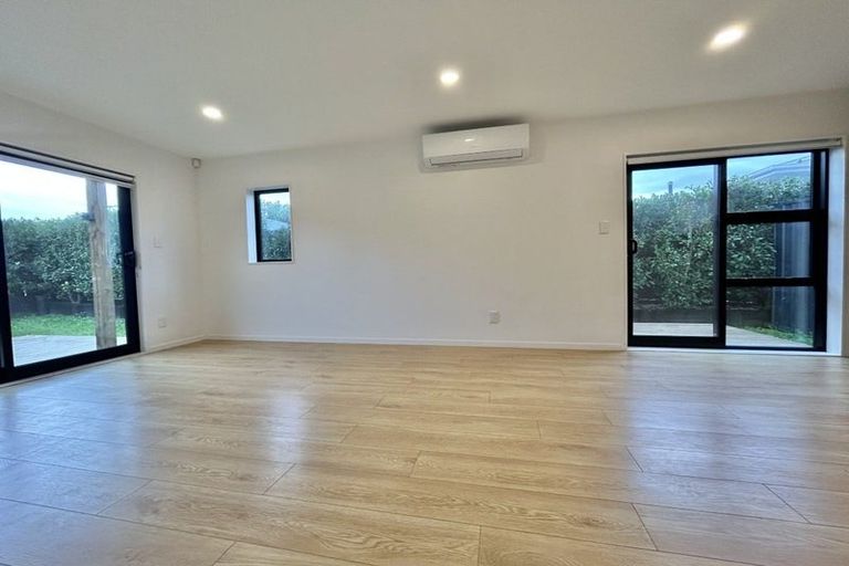 Photo of property in 96e Triangle Road, Massey, Auckland, 0614