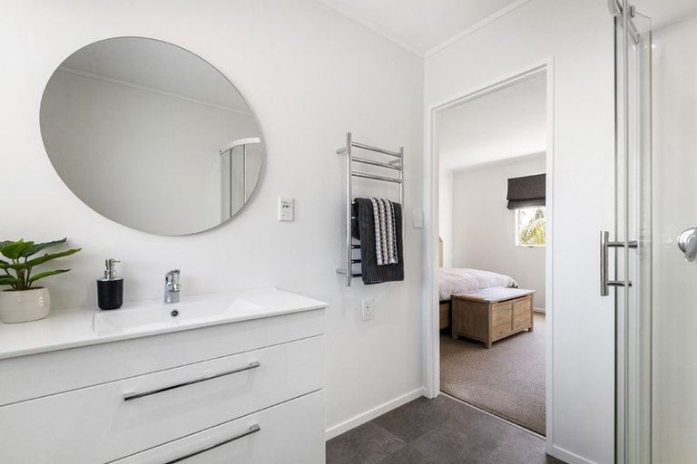 Photo of property in 1/18 Altair Place, Windsor Park, Auckland, 0632