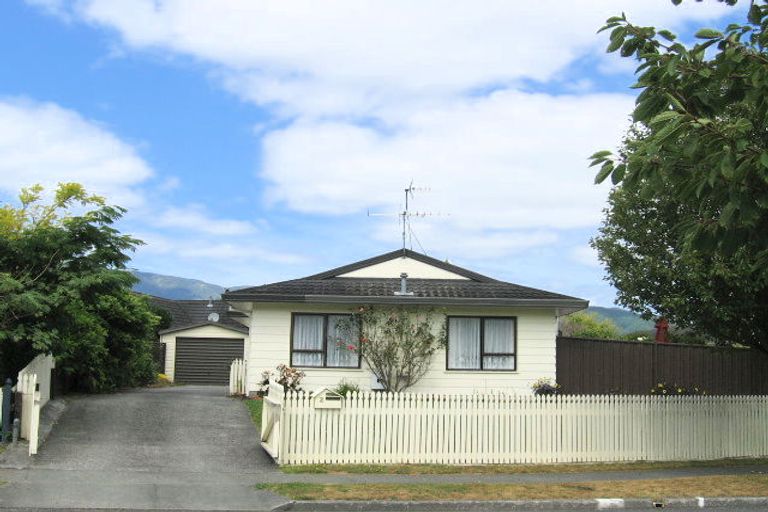 Photo of property in 2 Delaware Grove, Totara Park, Upper Hutt, 5018