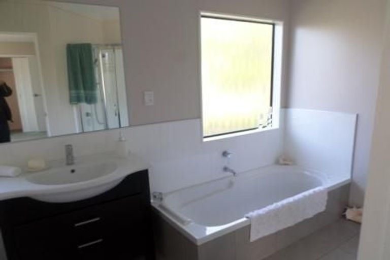 Photo of property in 16 Ellwood Place, Churton Park, Wellington, 6037